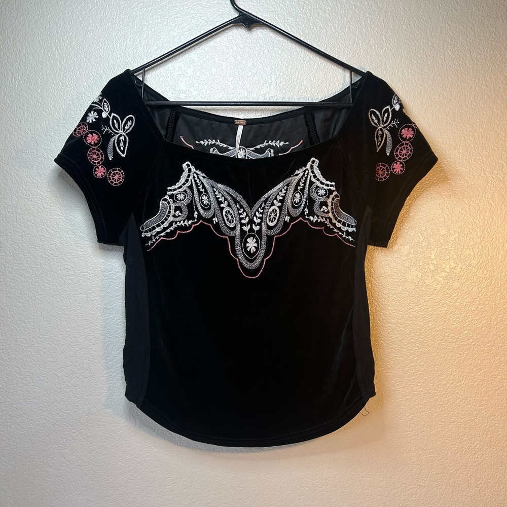 NWT FREE PEOPLE BLACK VELVET SHORT SLEEVE EMBROIDERED PARTY TRAIN TOP (M)